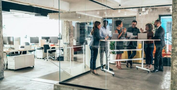 Dystrybutor na wodę a oszczędność czasu i pieniędzy w firmie