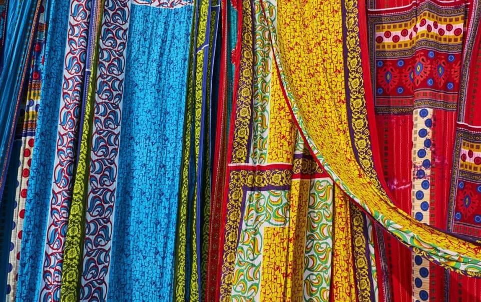 Ręcznie tkane tekstylia z Indii – dywany i poszewki, które odmienią przestrzeń