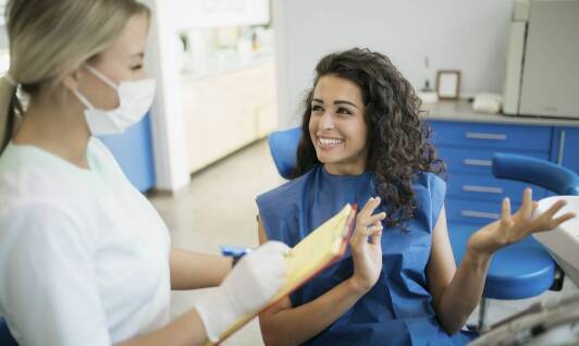 Jak wybrać odpowiedniego specjalistę do założenia aparatu ortodontycznego?