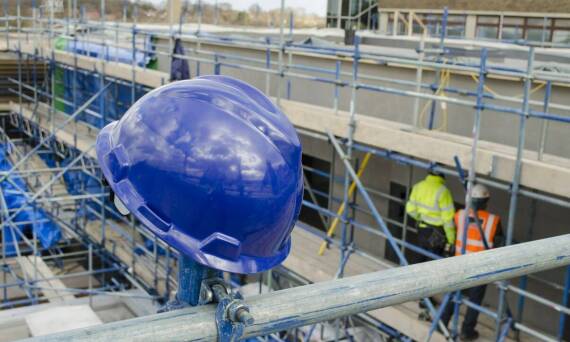 Jak dostosować wynajem rusztowań do specyficznych potrzeb projektu?