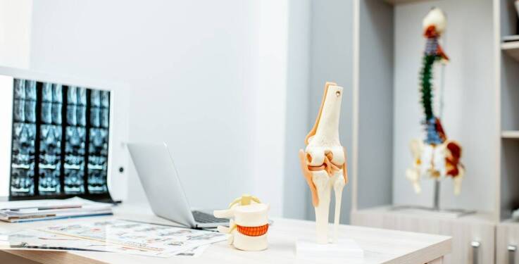 Jakie są kryteria wyboru sprzętu ortopedycznego z dofinansowaniem NFZ?