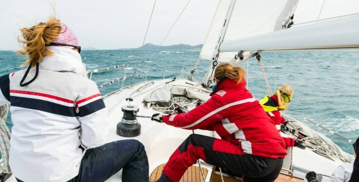 Kursy i szkolenia żeglarskie – jak rozwijać swoje umiejętności na wodzie?