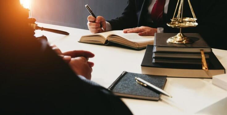Dlaczego warto korzystać z pomocy adwokata w Mińsku Mazowieckim przy obsłudze prawnej firm?