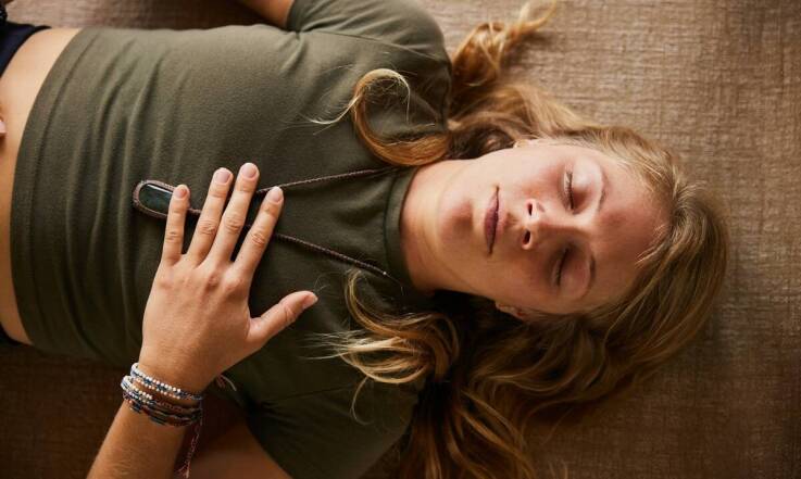 Jak uspokoić osobę z nerwicą? Praktyczne porady, które naprawdę działają w trudnych chwilach.