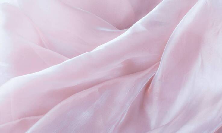 Żorżeta jedwabna – jak łączyć ją z innymi tkaninami w projektach modowych?