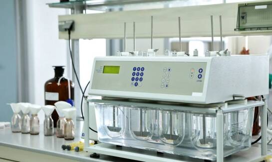 Mieszarki laboratoryjne a bezpieczeństwo pracy w laboratoriach