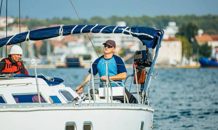 Jak szkolenia żeglarskie pomagają w zdobyciu patentu żeglarza jachtowego?