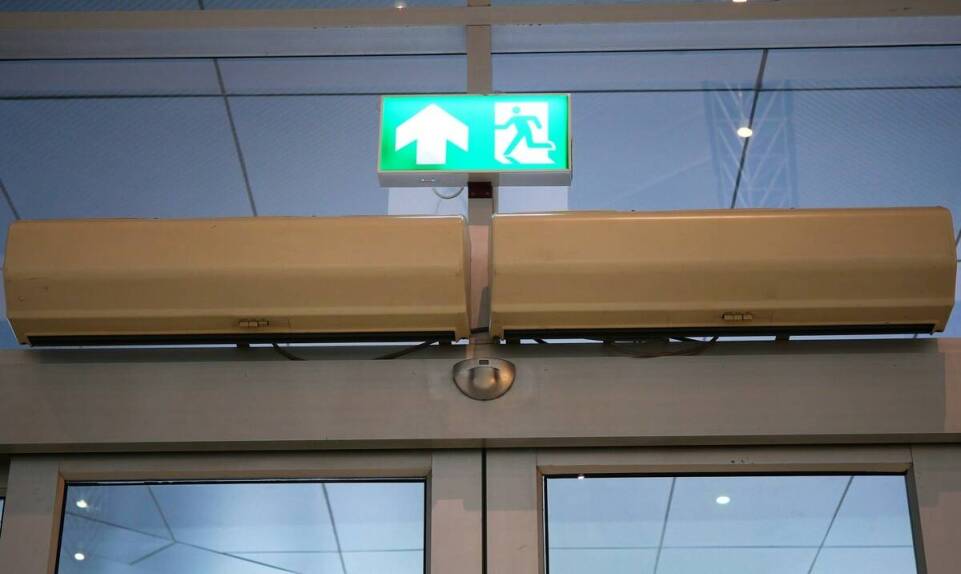 Jakie są różnice między tradycyjnymi a rewersyjnymi elektrozaczepami do drzwi ppoż?