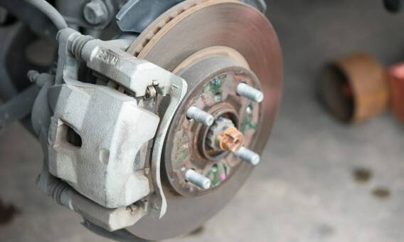 Jakie korzyści przynosi regularna kontrola stanu zacisków hamulcowych?