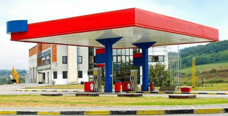 Jakie usługi oferuje stacja benzynowa w Łaziskach Górnych?