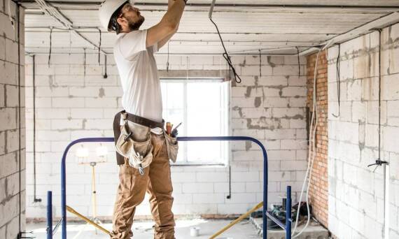 Jak montaż instalacji elektrycznych wpływa na efektywność energetyczną?