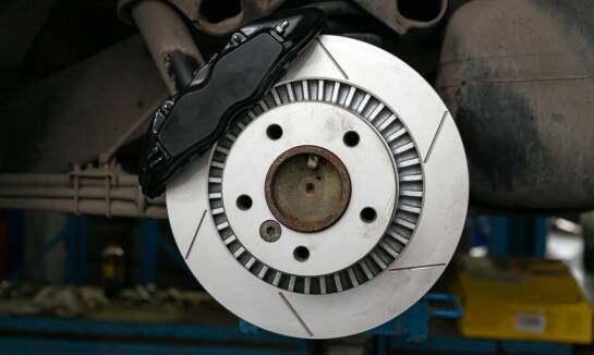 Wybór części zamiennych do układu hamulcowego w Fordzie Escape – kluczowe elementy