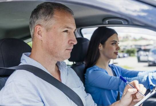 Nauka jazdy na pełnowymiarowym placu manewrowym dla osób z niepełnosprawnościami