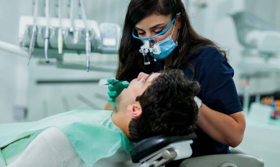 Zalety piaskowania zębów w kontekście zdrowia jamy ustnej