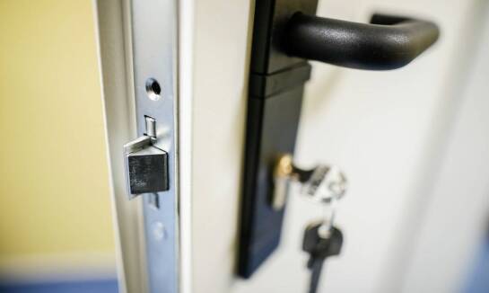 Porównanie różnych typów klipsów antykradzieżowych: zalety i wady