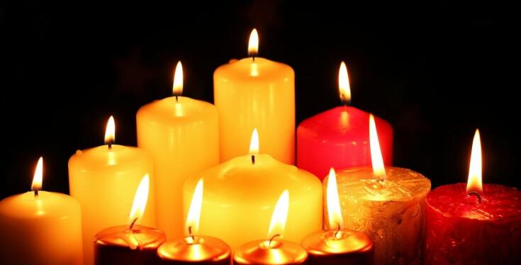 Tradycja zapalania świec adwentowych podczas mszy świętej