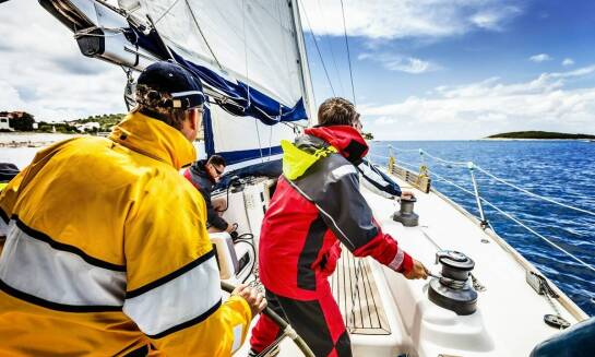 Jakie techniki nawigacyjne poznasz na kursie sternika motorowodnego w Gdyni?