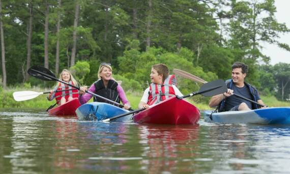 Spływy kajakowe dla początkujących – jak zacząć przygodę na wodzie?