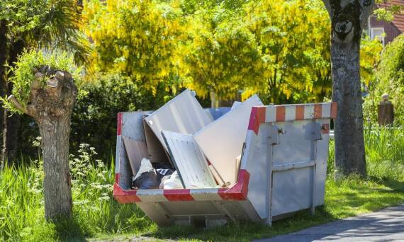 Jak łatwo pozbyć się zalegającego złomu dzięki usługom wynajmu kontenera?