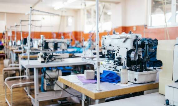 Jak krojownia usługowa wspiera produkcję odzieży na zamówienie?