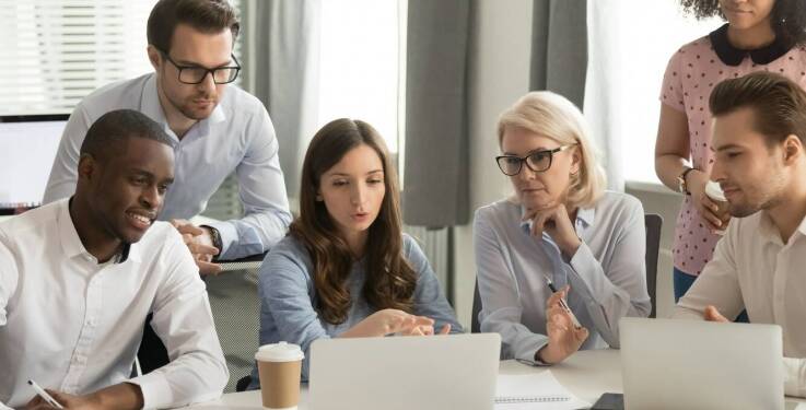 W jaki sposób fundacja dla seniora przeciwdziała wykluczeniu cyfrowemu starszych osób?