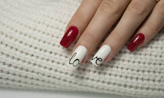 Jakie są korzyści z wyboru manicure hybrydowego?