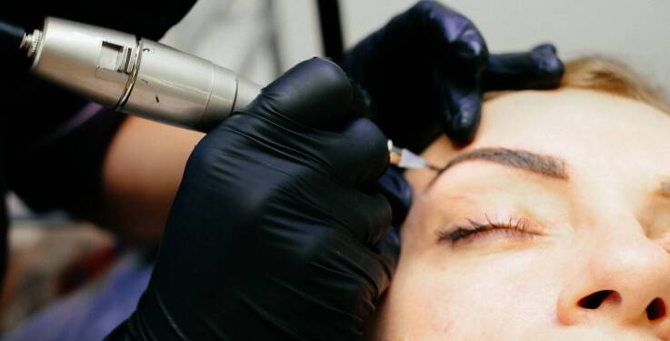 Różne techniki makijażu permanentnego – co oferują salony?