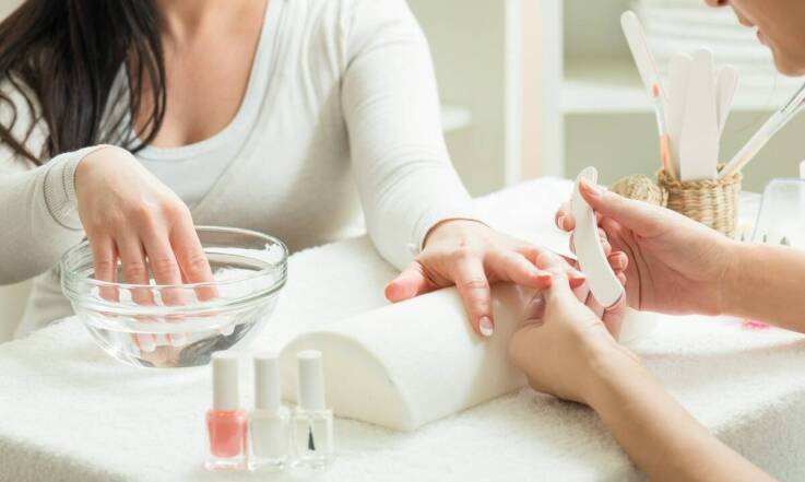 Pedicure i manicure – jakie usługi oferują salony kosmetyczne?