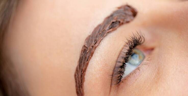 Jak odpowiednia pielęgnacja wpływa na trwałość henny brwi i rzęs?