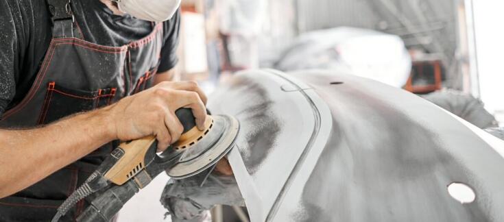 Jak profesjonalnie przeprowadzana jest wymiana uszkodzonych elementów karoserii?