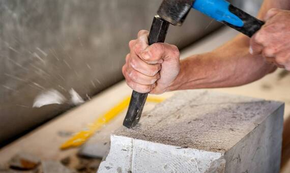 Proces produkcji nagrobków – jak kamieniarz dba o każdy szczegół?