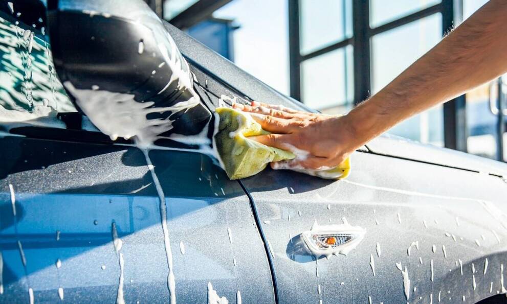 Zalety mycia ręcznego w myjni samochodowej – dlaczego warto postawić na precyzję?