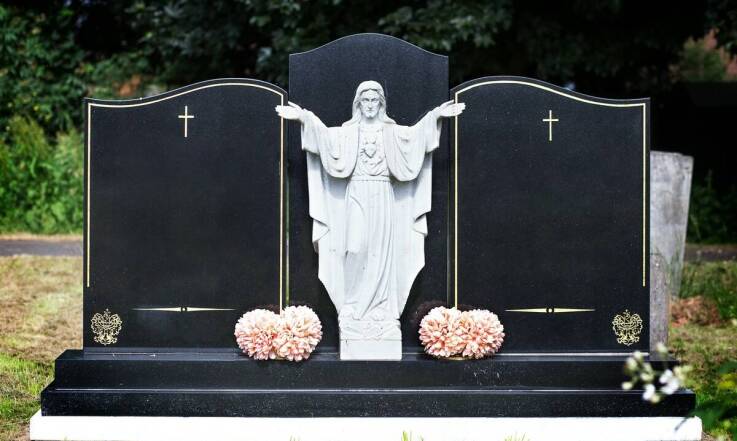 Personalizacja pomników – jak dostosować projekt do indywidualnych potrzeb?