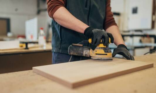 Jak wygląda proces przygotowania powierzchni do lakierowania?