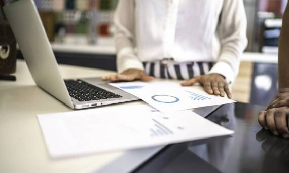 Jak koryfeusz definicja może pomóc w optymalizacji kosztów działalności?