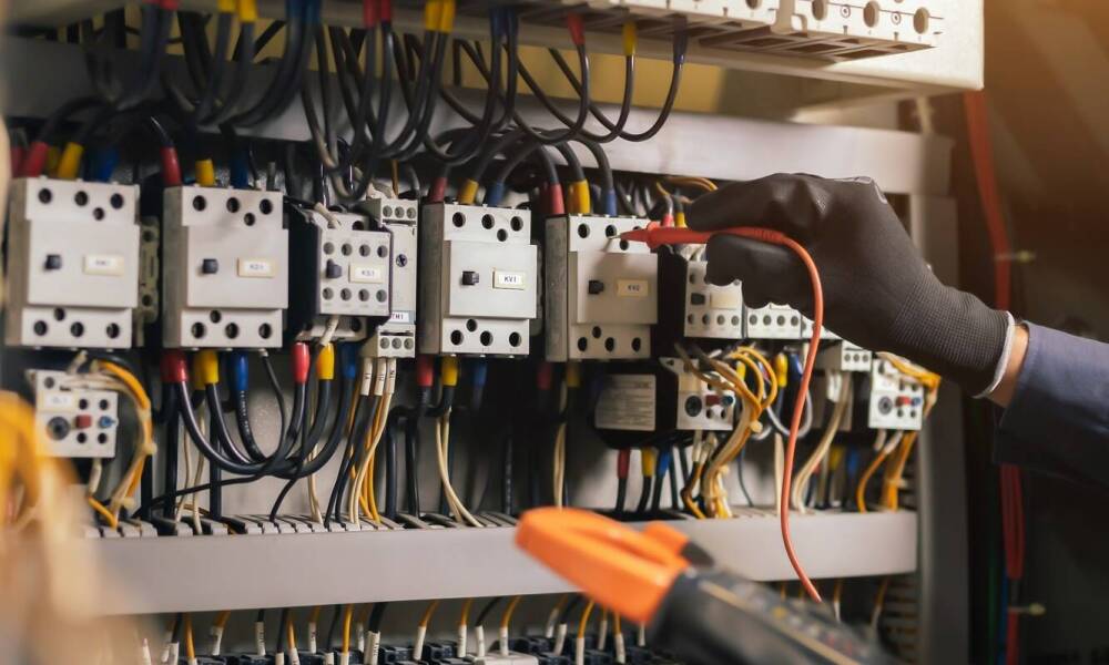 Jakie zagrożenia pożarowe występują w szafach sterowniczych i jak im przeciwdziałać?