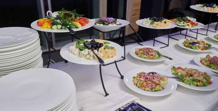 Jakie sałatki warto uwzględnić w ofercie cateringu w Płońsku?