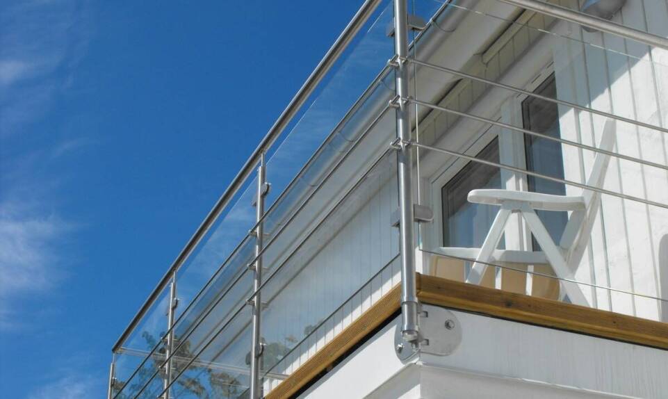 Balustrady balkonowe w przestrzeniach komercyjnych – jakie rozwiązania są dostępne?