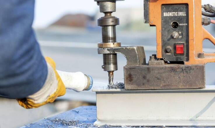 Jak obróbki blacharskie wpływają na szczelność pokrycia dachowego?