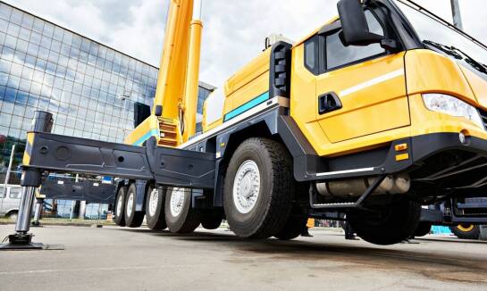 Jakie są opcje transportu maszyn budowlanych oferowane przez pomoc drogową?