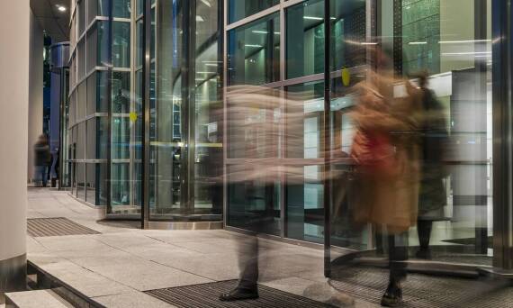 Jakie są najważniejsze czynniki wpływające na wybór drzwi automatycznych?