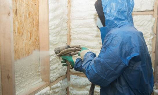 W jaki sposób izolacja natryskowa pianą PUR chroni przed utratą ciepła?