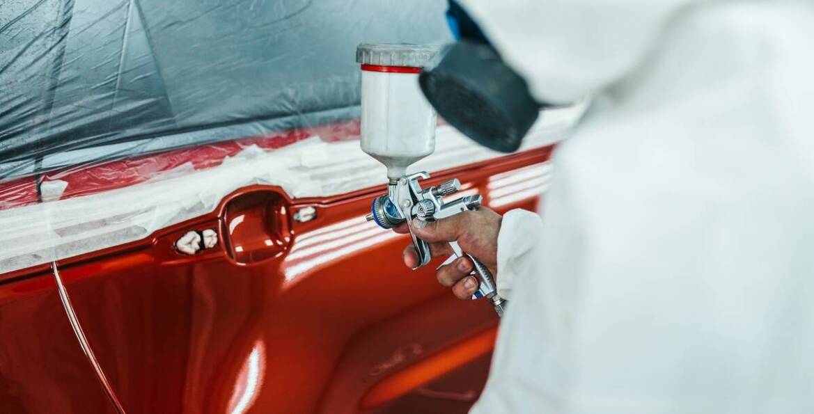 Jakie są najczęstsze błędy przy samodzielnym lakierowaniu felg i jak ich unikać?