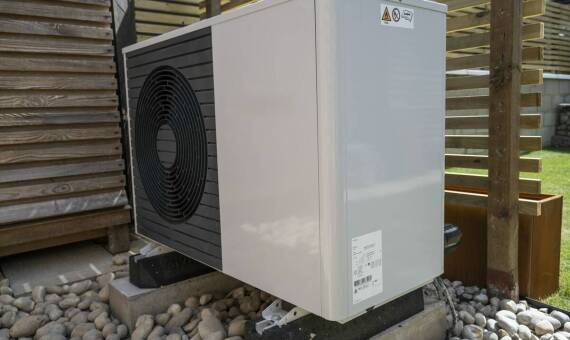 Jakie są najważniejsze zalety instalacji gruntowej pompy ciepła z montażem?