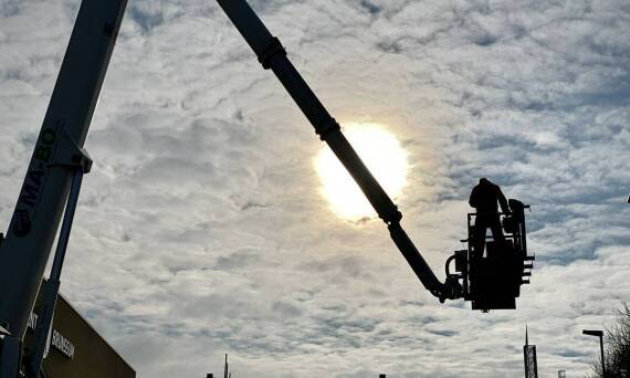 Jak zwyżka może wspomóc prace związane z montażem reklam?