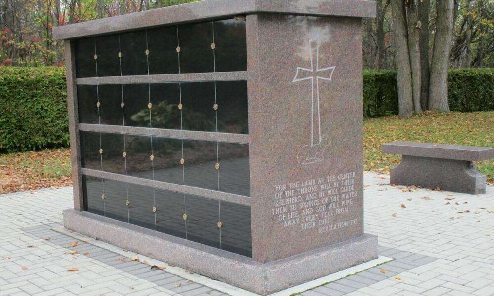 Zalety stali nierdzewnej w literach nagrobnych: Trwałość i estetyka