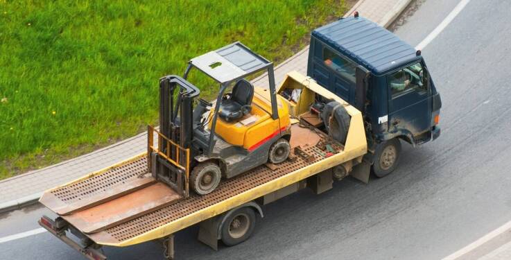 Przewóz aut uszkodzonych – jak zapewnić ich bezpieczny transport na lawecie?