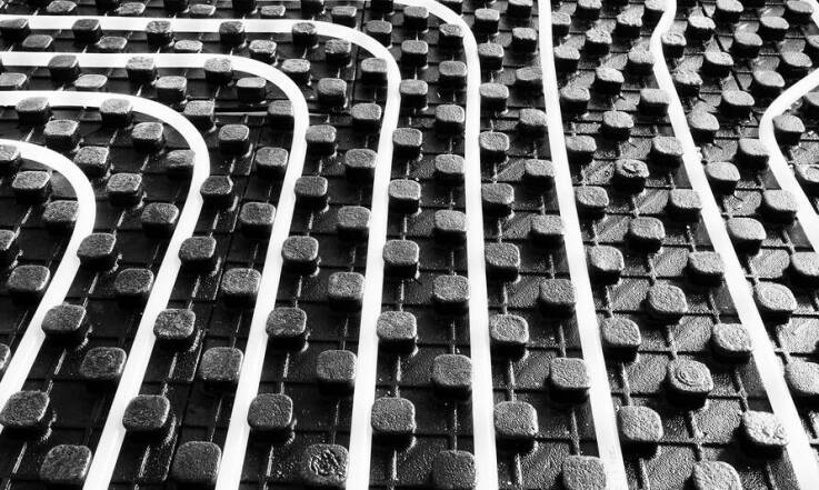 Nowoczesne rozwiązania w montażu ogrzewania podłogowego: Maty i kable grzejne