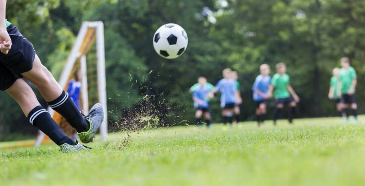 Jakie są korzyści z udziału w obozach piłkarskich skoncentrowanych na technice?
