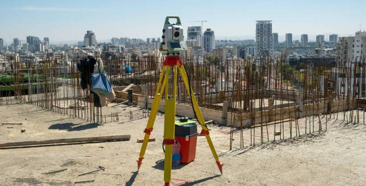 Jak przebiega współpraca z geodetą podczas tyczenia budynków?